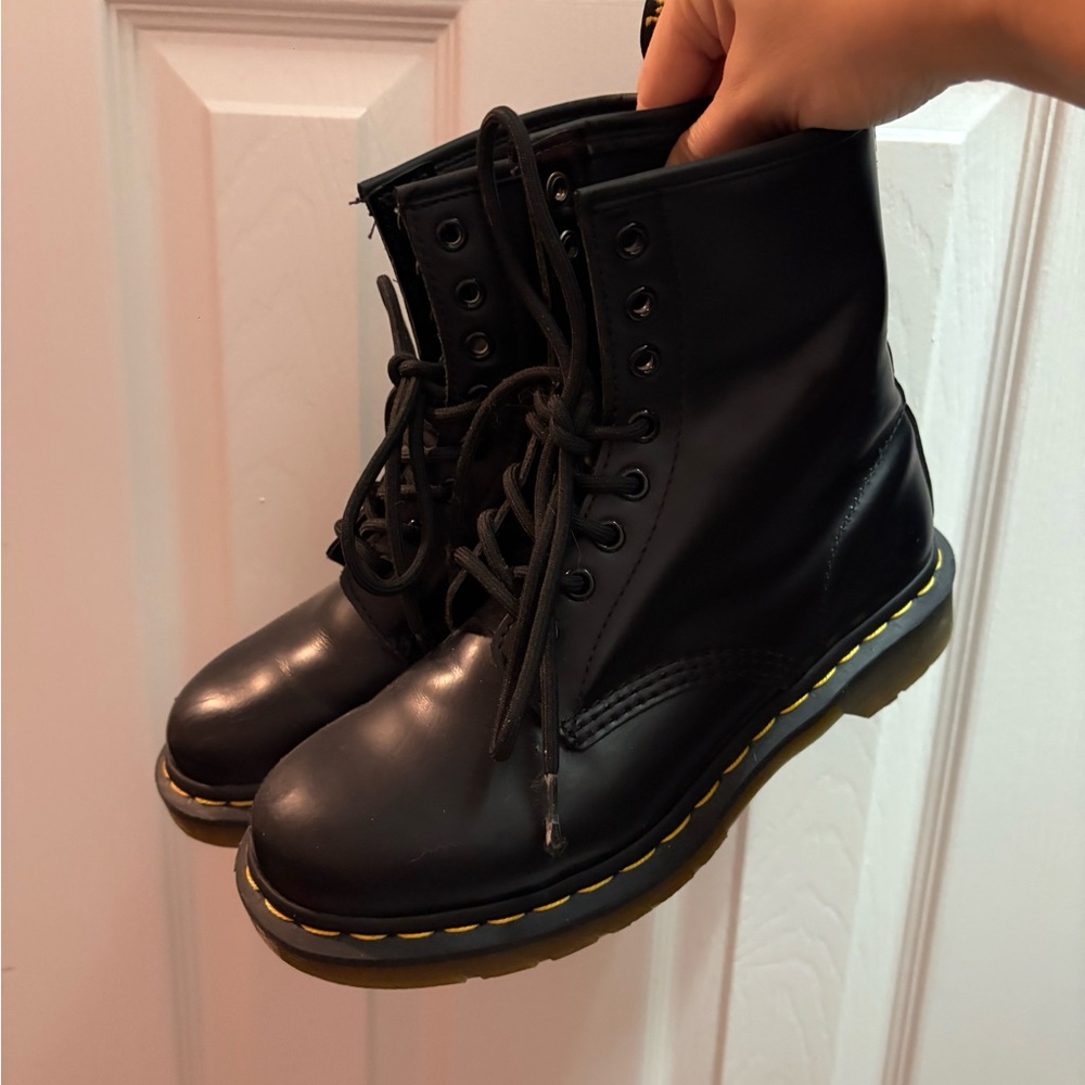 Dr. Martens 1460 WOMEN'S
Smooth Leather Lace Up Boots